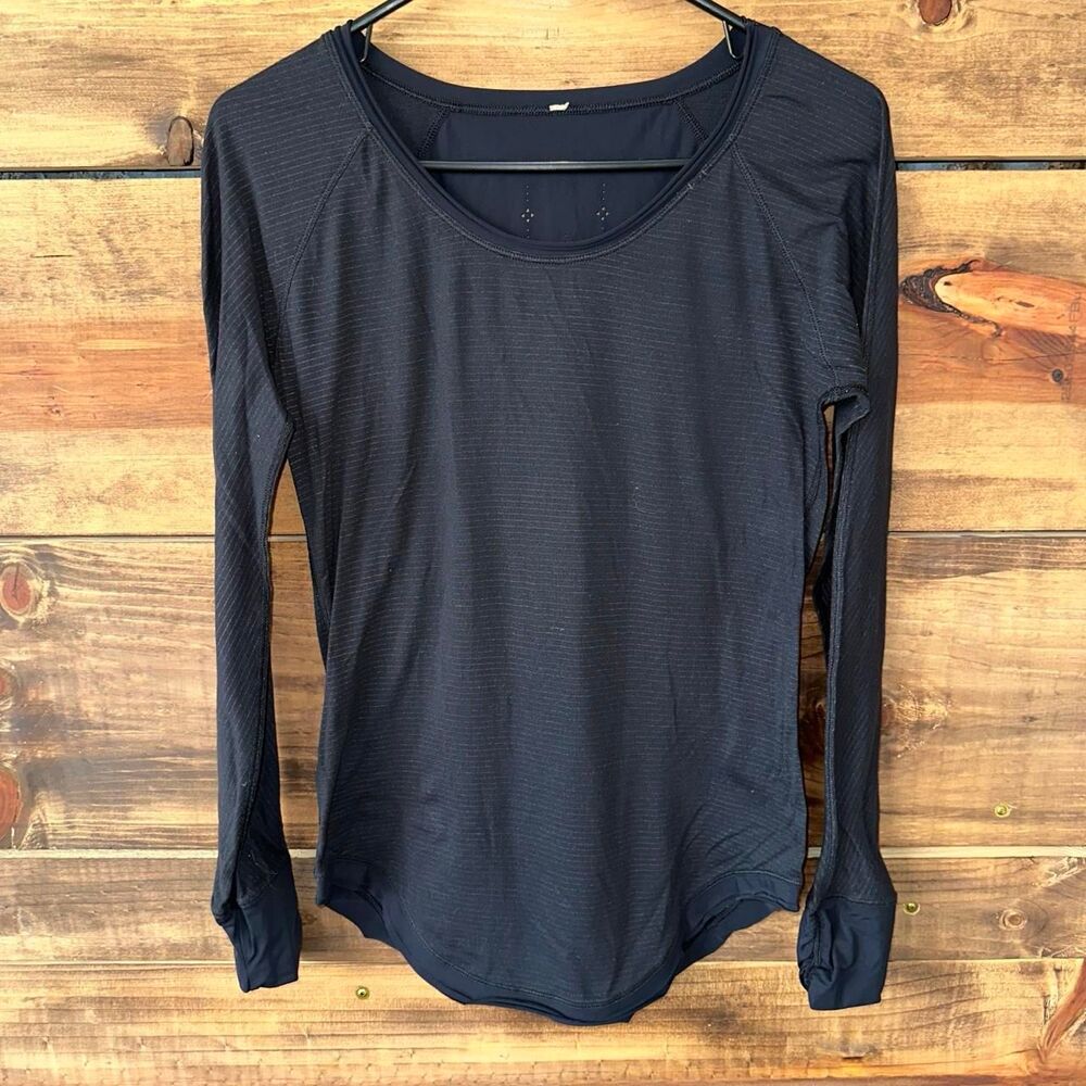 Lululemon Women's Black and Navy Shirt